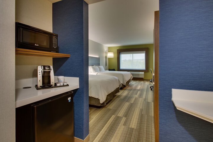 2 Queen Beds (7 of 12)