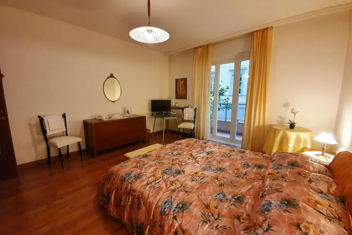 Room 2 of 6