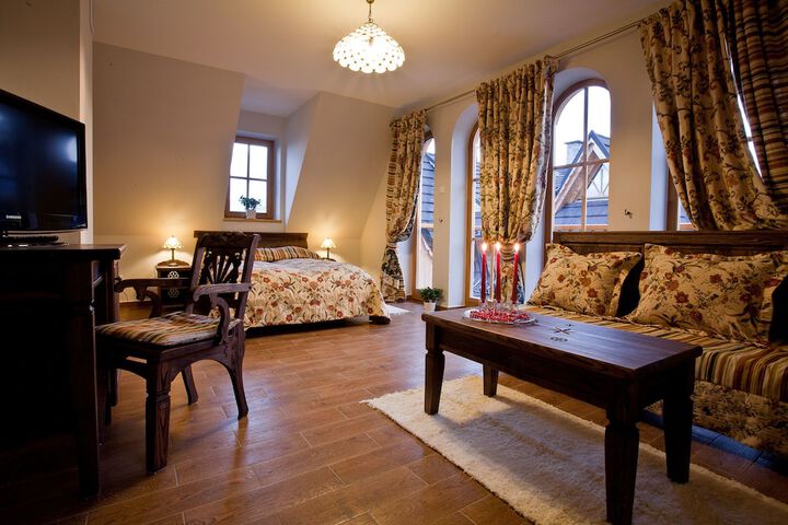 Room 2 of 83