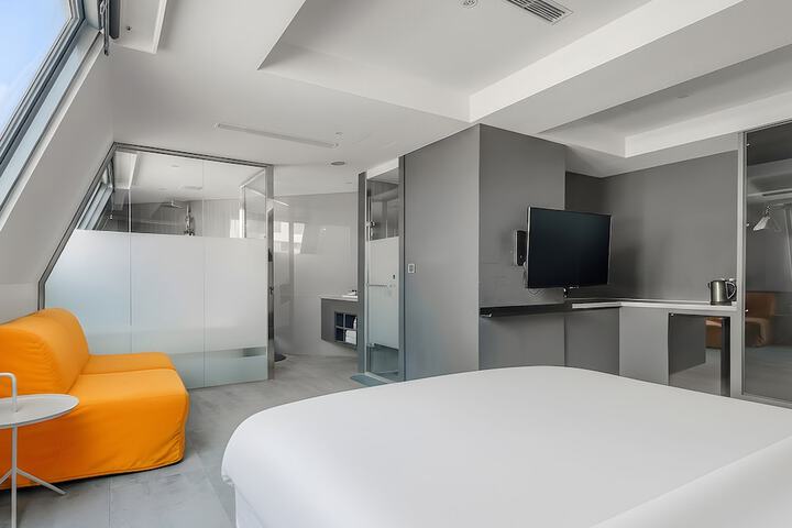 Room 73 of 122