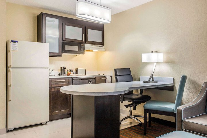 1 Queen Bed Suite (12 of 18)