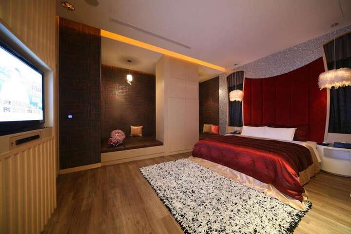 Room 27 of 49