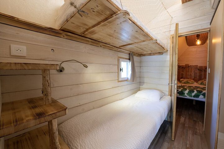 Room 10 of 99