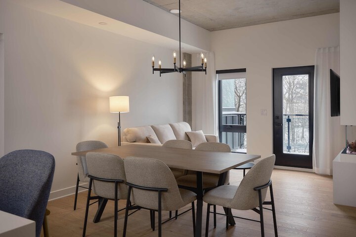 209 2nd Floor Studio Murphy Queen Bed with Balcony (35 of 95)