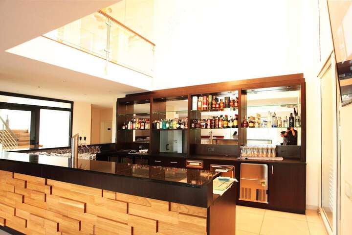 Lounge 12 of 32