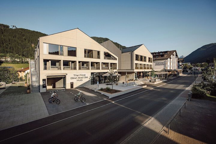 Dips & Drops – SUPERIOR HOTEL · SPORTS · SPA · RESTAURANTS