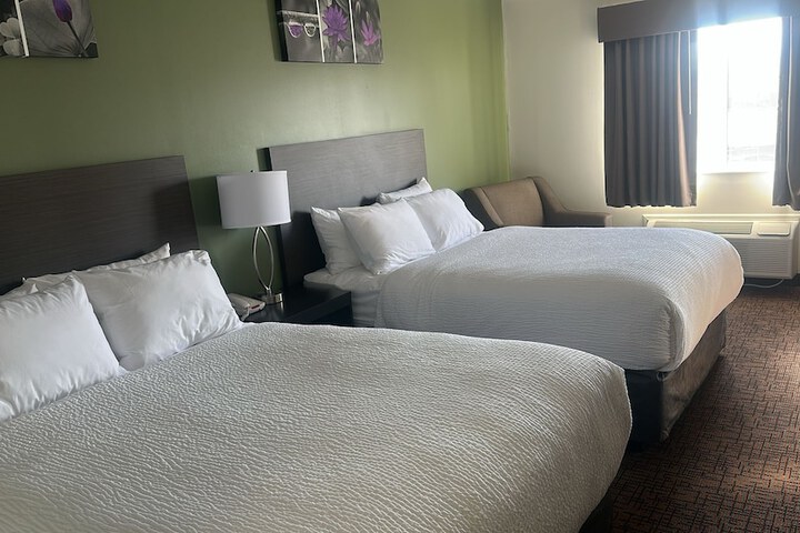 Queen Bed Accessible (21 of 22)