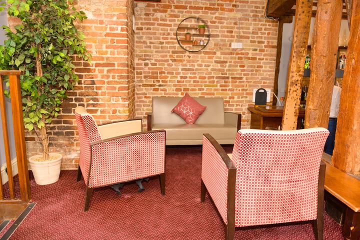 Lounge 32 of 44