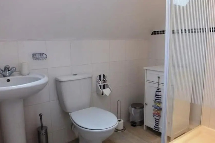 Room 7 of 12