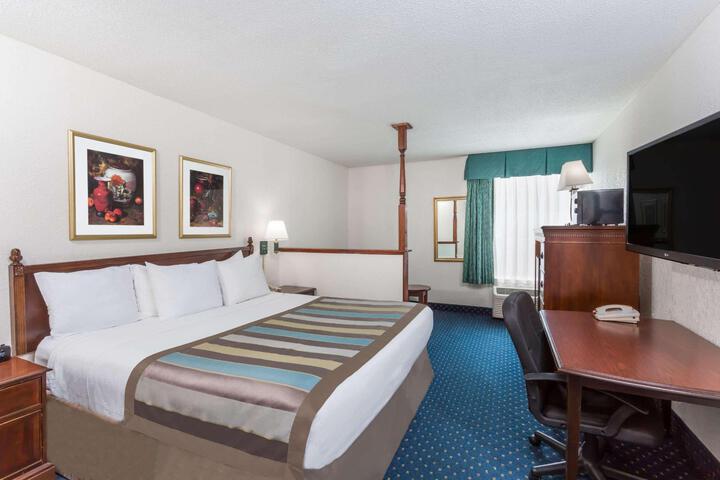 1 King Bed (4 of 15)