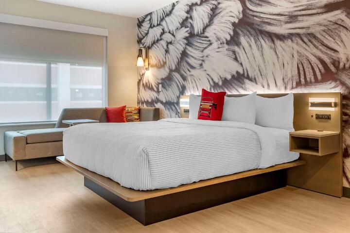 1 King Bed (1 of 19)