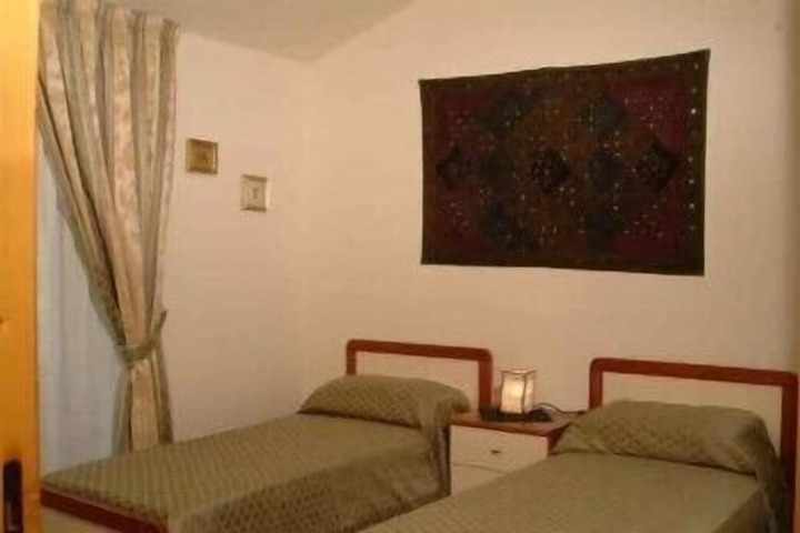 Room 4 of 9