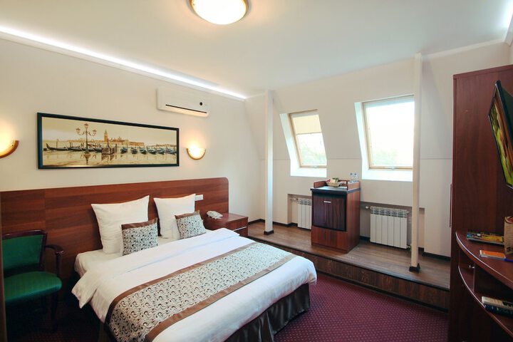 Room 9 of 38