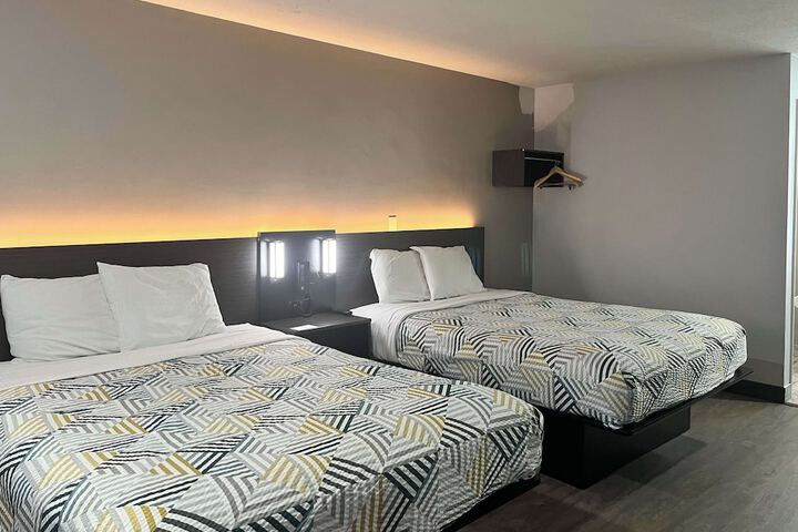 Room 6 of 13