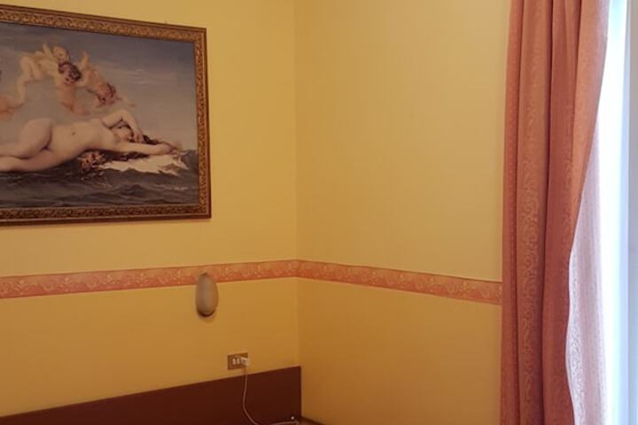 Room 8 of 28