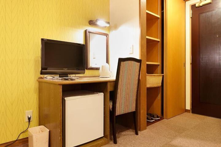 Room 8 of 40