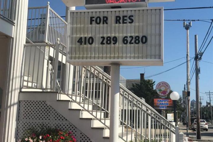 The Admiral Hotel / Motel