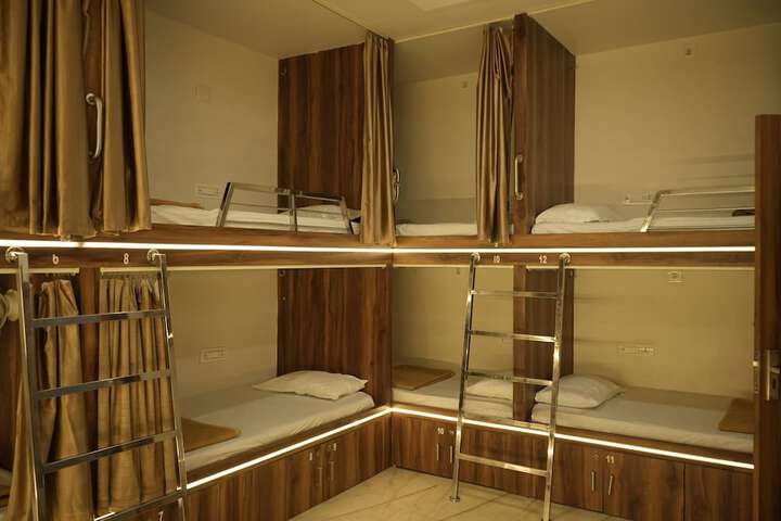 Room 6 of 16