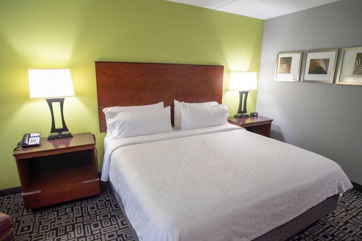 1 King Bed (5 of 10)