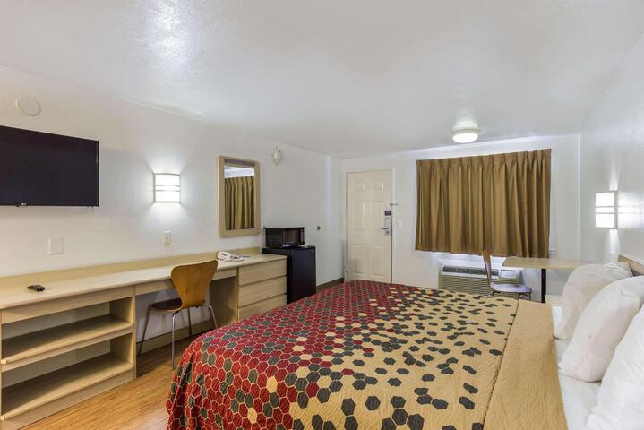 1 King Bed Micfridge (3 of 8)