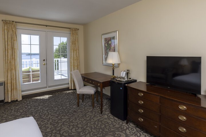 Standard King Bed Lake View (3 of 17)