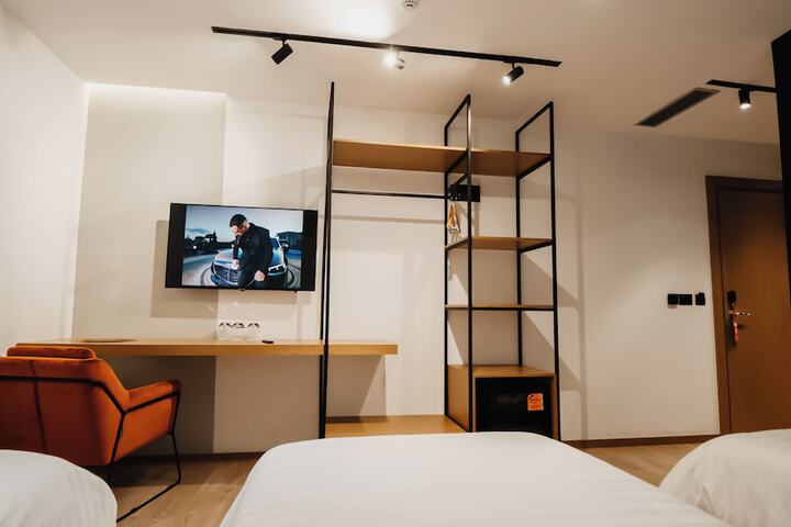 Room 21 of 27