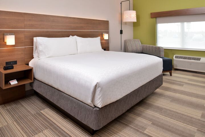 1 King Bed Standard Comm Accessible (17 of 25)