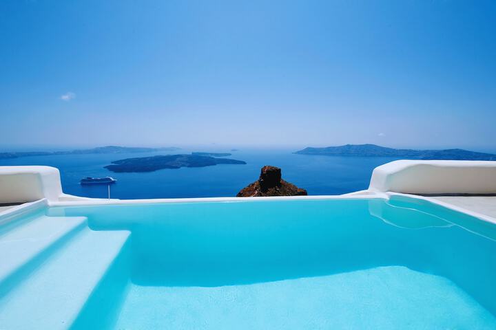 Kapari Natural Resort in Santorini