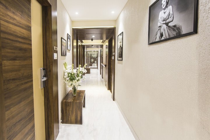 Ballroom/Hall 24 of 27