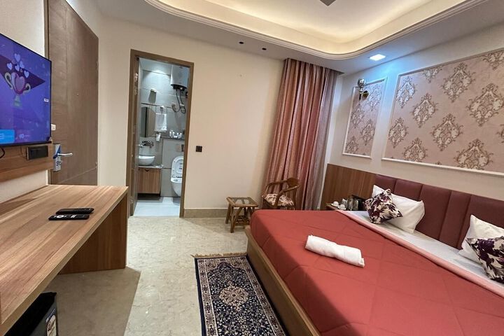 Room 8 of 10