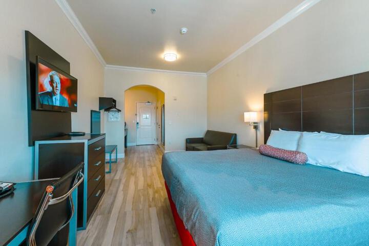 1 King Bed (14 of 15)