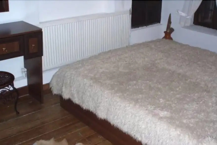 Room 5 of 16