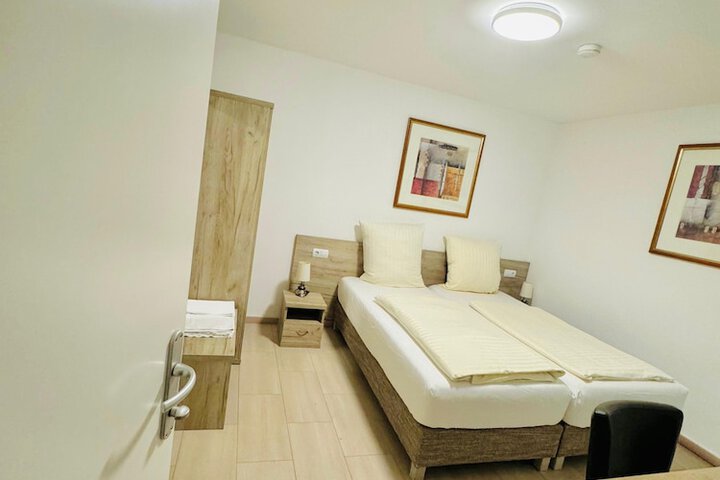 Room 6 of 34