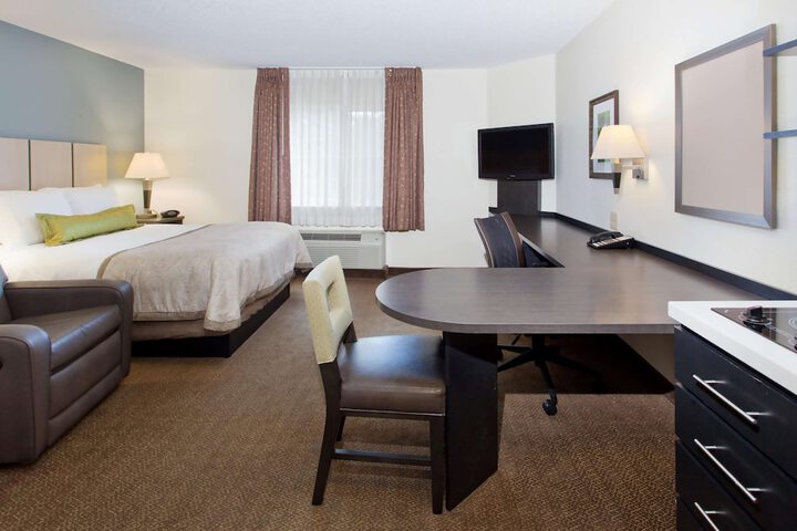 Studio Suite Queen Bed (1 of 6)