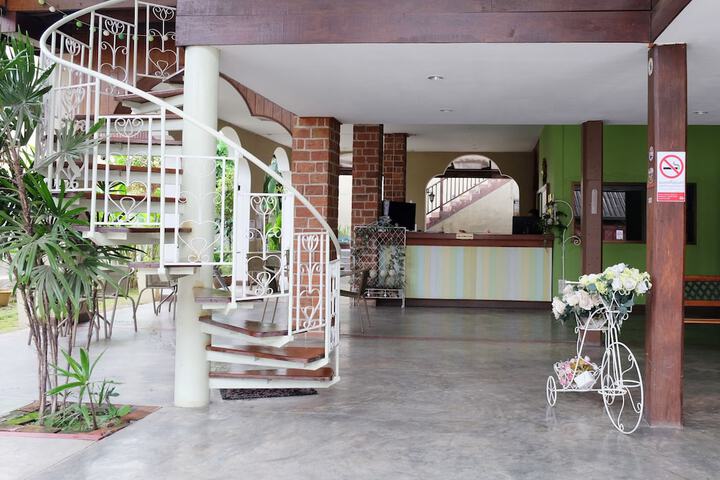 Entrance & Lobby
