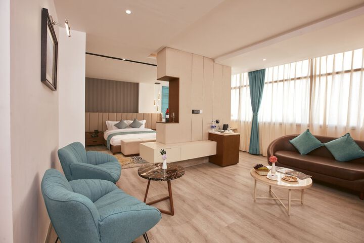Room 13 of 28