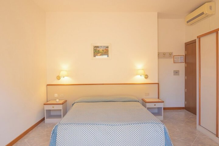 Room 28 of 87