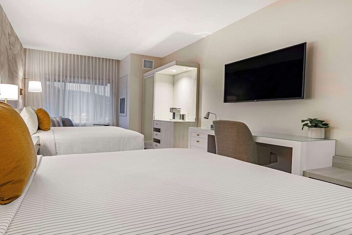 2 Queen Beds (2 of 3)