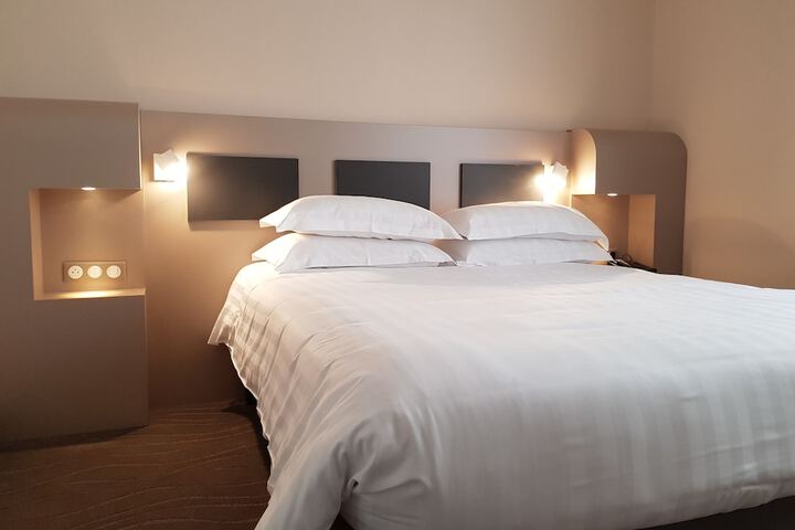 Room 5 of 103