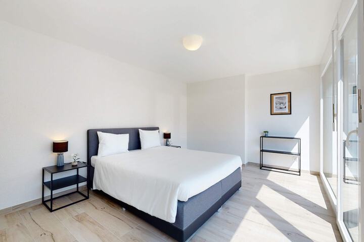 Room 3 of 182