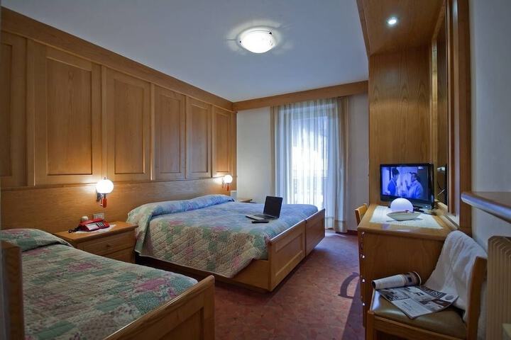 Room 9 of 16
