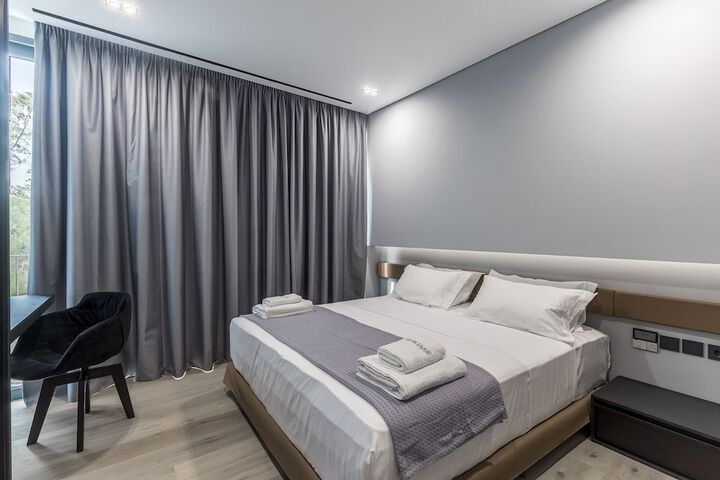 Room 33 of 182