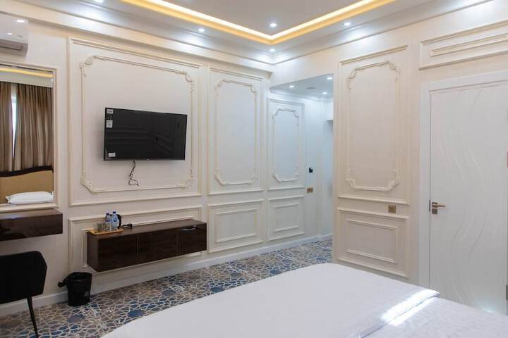 Room 8 of 18