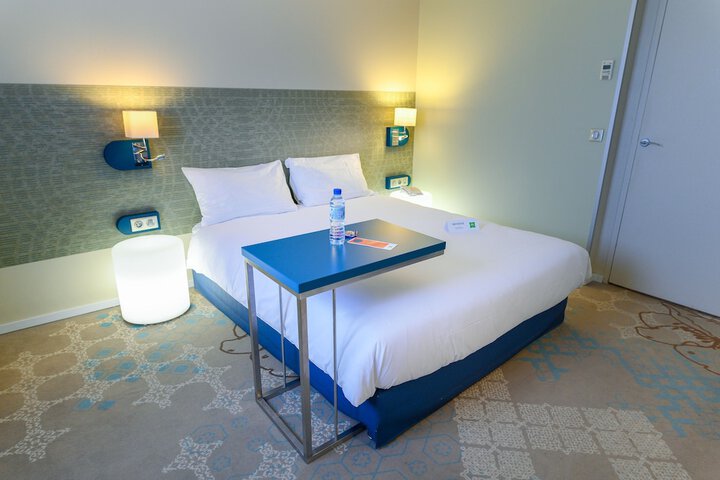 Room 6 of 182