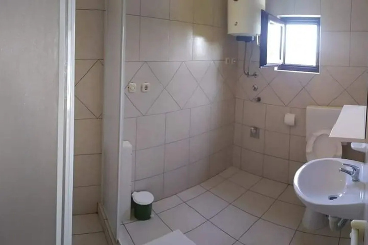 Room 4 of 12