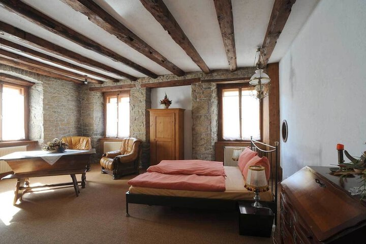 Room 7 of 32