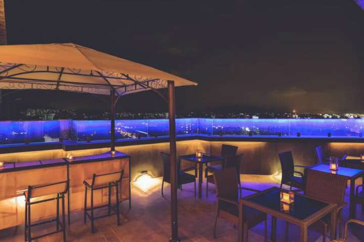 Lounge 26 of 38