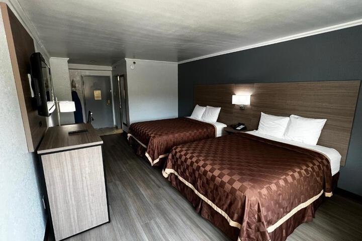 2 Queen Beds (7 of 9)