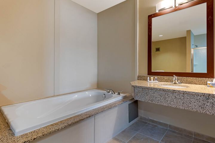 Deep soaking bathtub