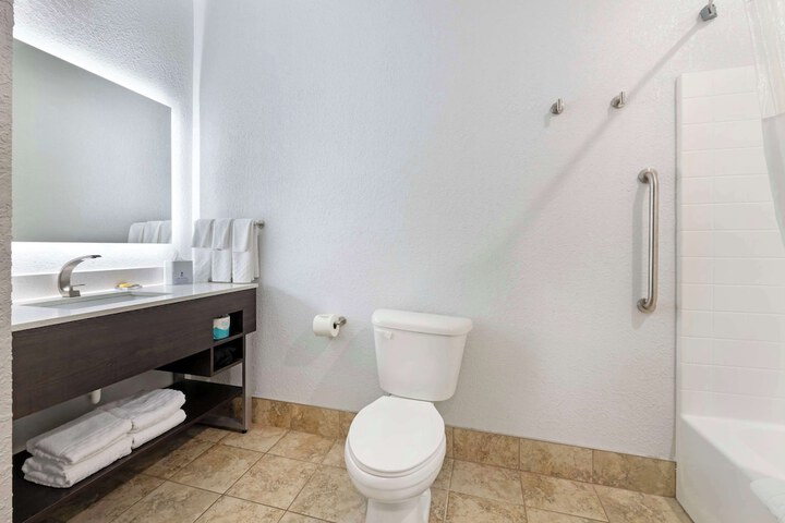 1 King Bed Hearing Accessible Room (21 of 21)